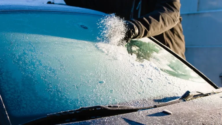 How to Defrost a Windscreen and What Not to Do
